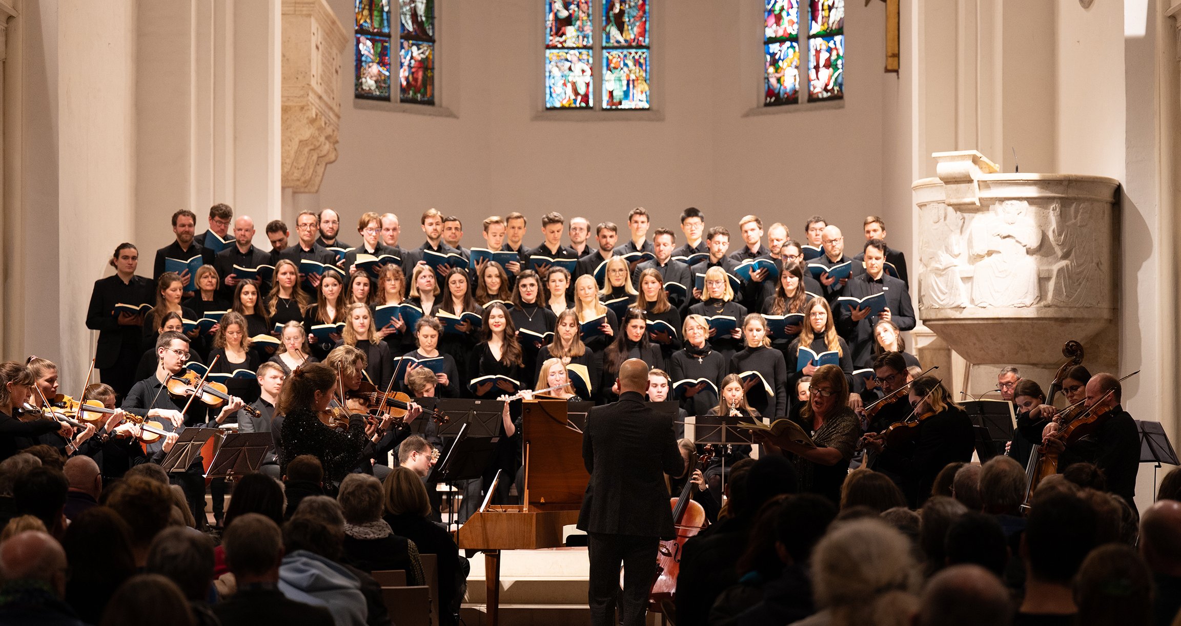 Foto des Chors in einer Kirche