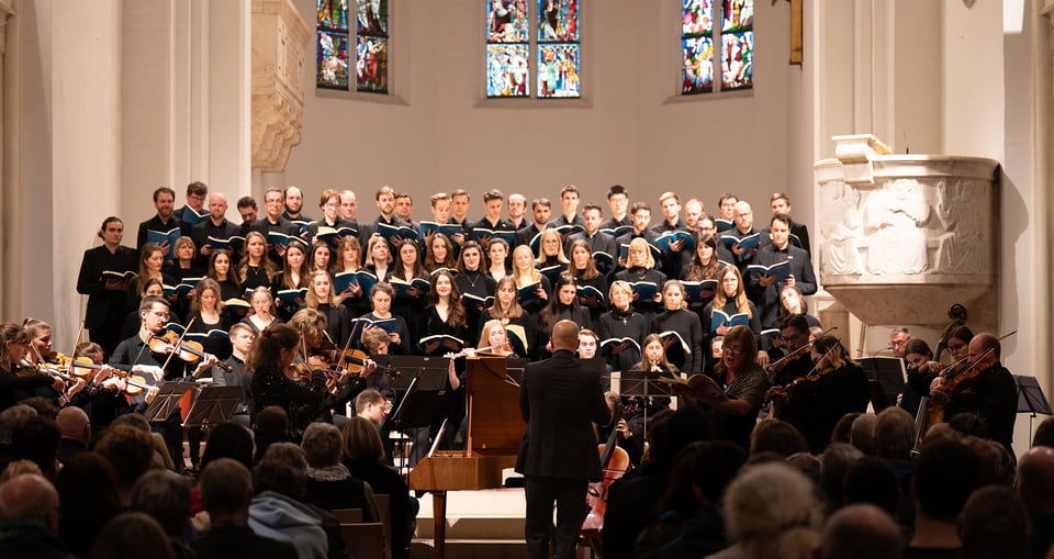 Foto des Chors in einer Kirche