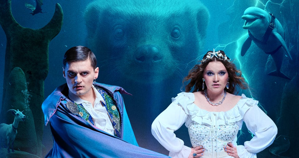 ein als Vampir verkleideter Junge und ein Mädchen als Prinzessin. Im Hintergrund ein Meer mit verschiedenen fantastischen Tieren