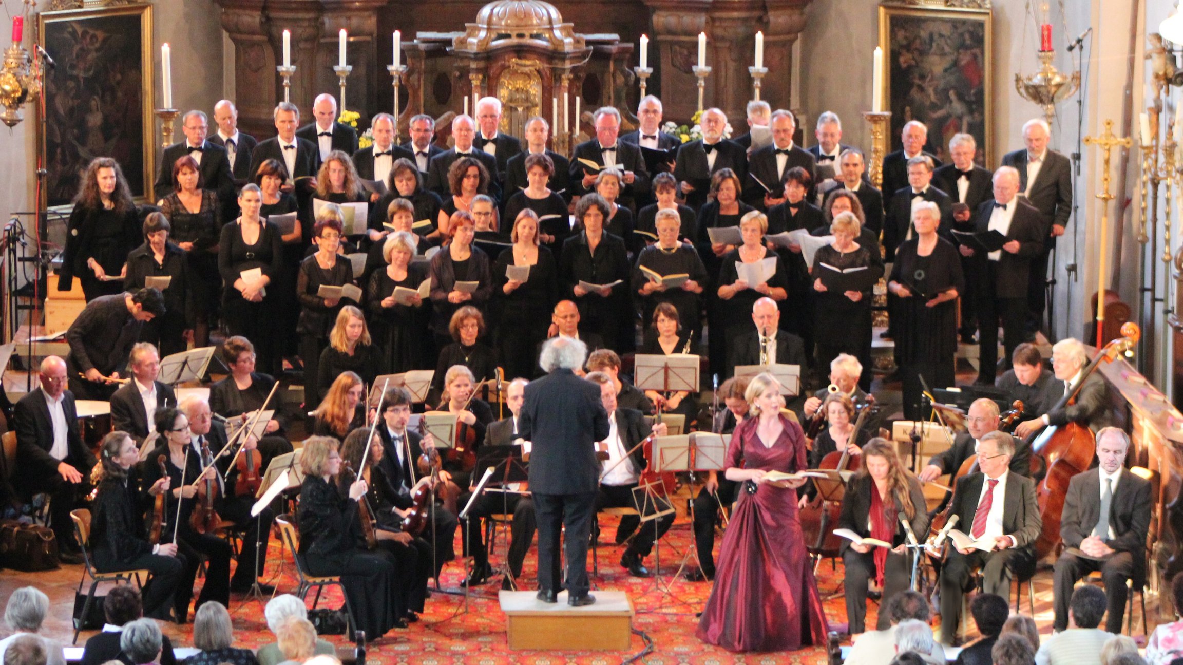Foto für die Veranstaltung „Musik zwischen Himmel und Meer“ mit einem Chor in einer Kirche.
