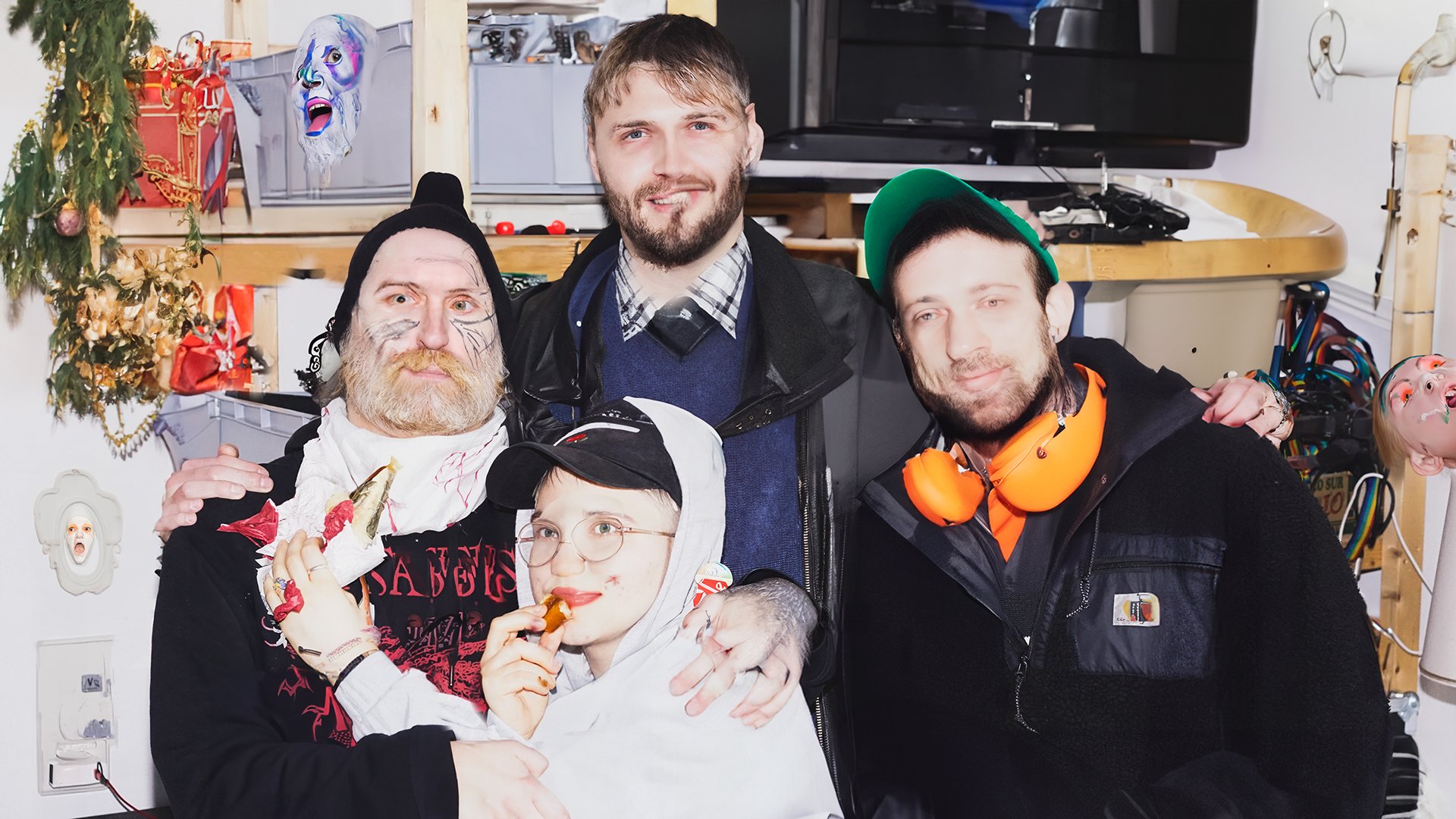 Vier Personen, die fröhlich aussehen.