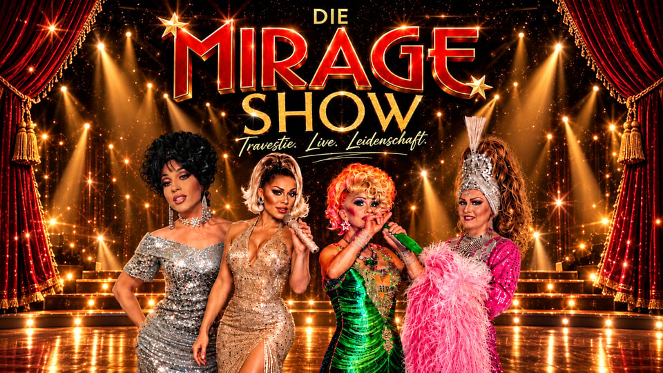 Plakatmotiv zur Die Mirage Show Vier Travestie Künstlerinnen und Künstler in glitzernden Bühnenkostümen stehen mit Mikrofonen vor einer goldfarben beleuchteten Showbühne mit roten Vorhängen und funkelnden Lichteffekten.