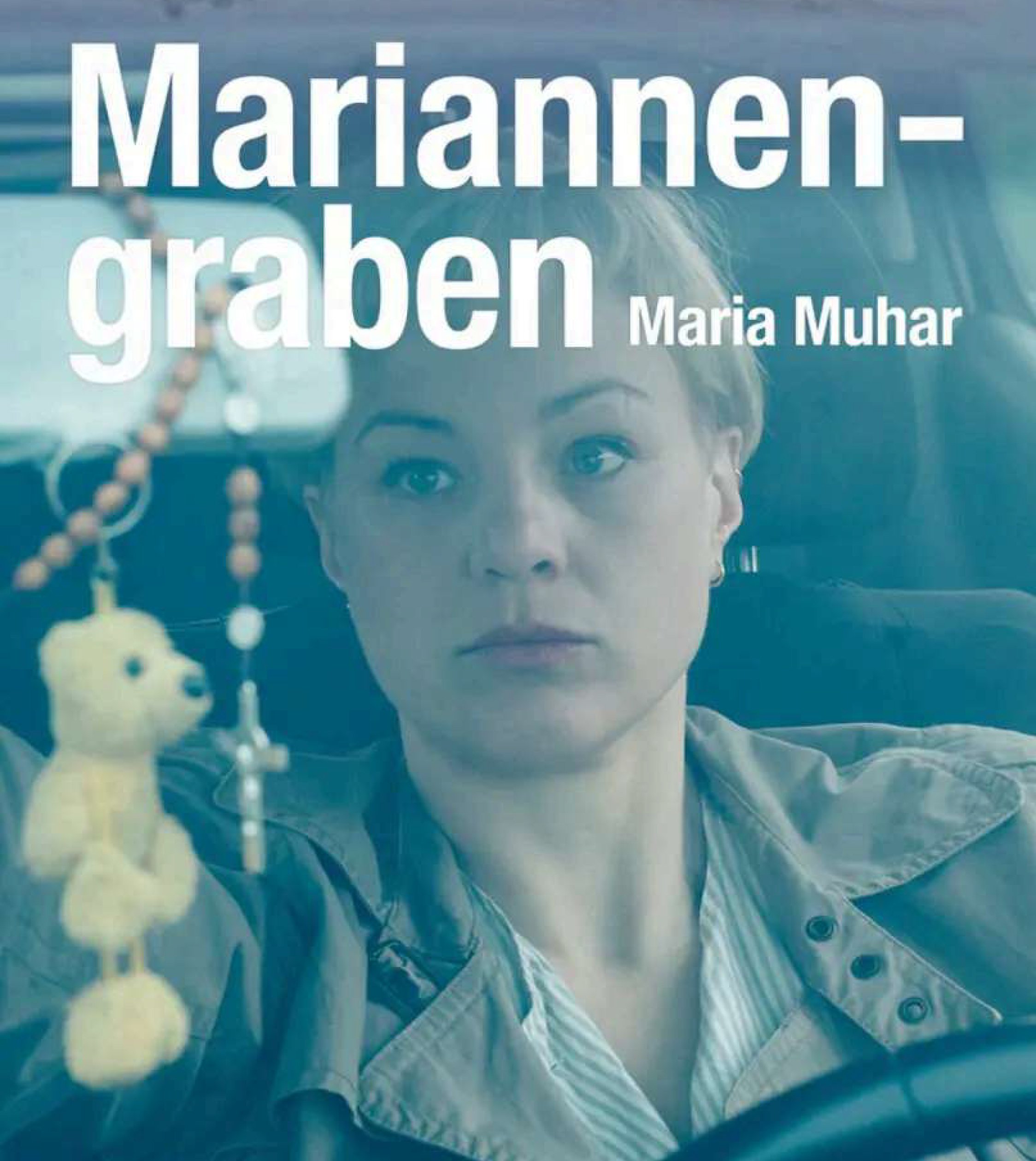 Foto einer Frau in einem Auto mit einem warmen Farbfilter