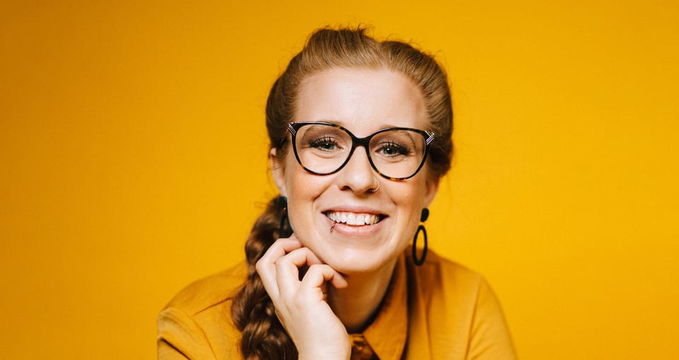 Foto von Sara Brandhuber mit einem gelben Hemd auf gelbem Hintergrund