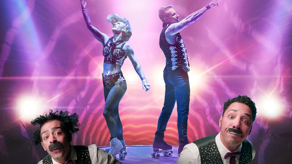 Plakat für die Veranstaltung ‚Hot Spot‘ mit zwei Personen unten mit Schnurrbart und in der Bildmitte zwei Personen auf Rollschuhen, vor lila Hintergrund