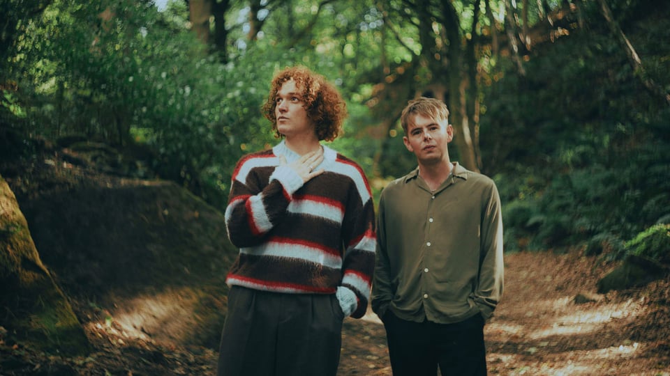 Foto für die Veranstaltung „SEAFRET“ mit den beiden Künstlern in einem Wald.