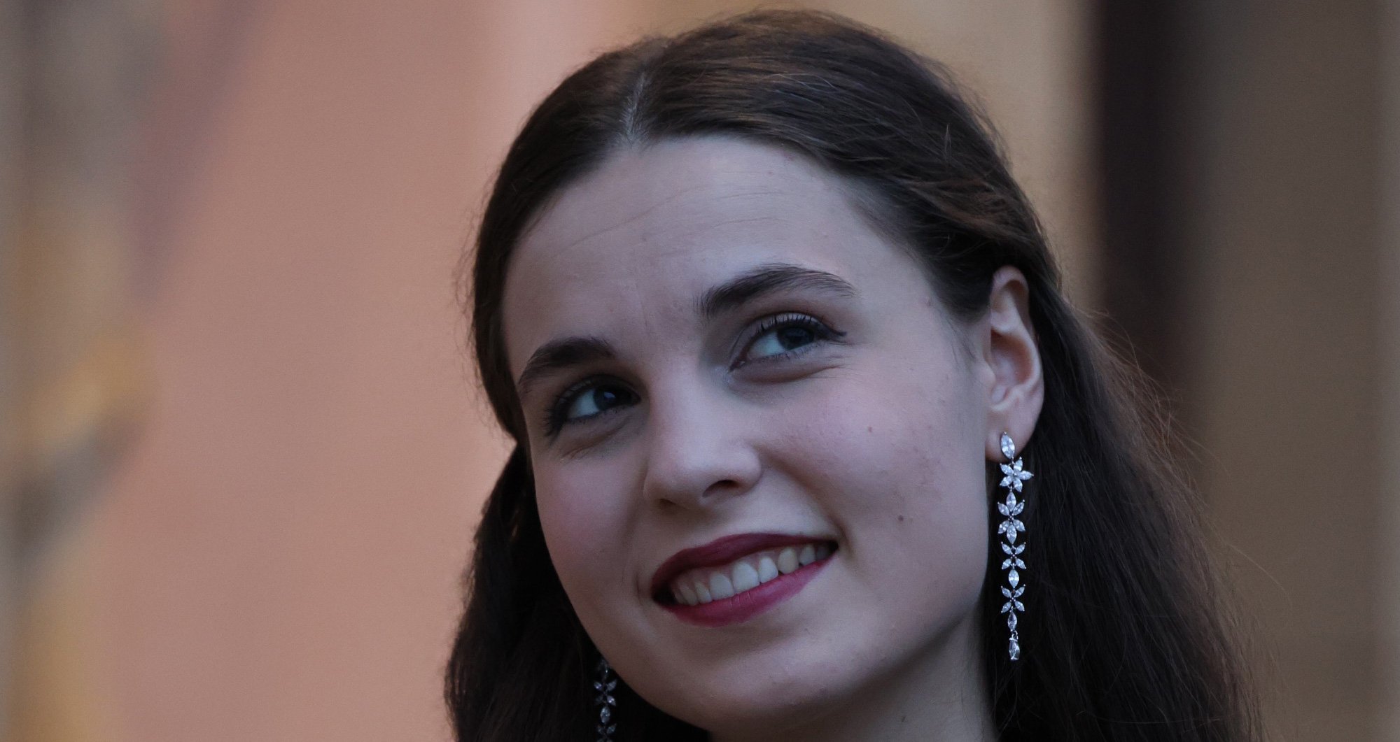 Portrait einer Frau vor hellem Hintergrund