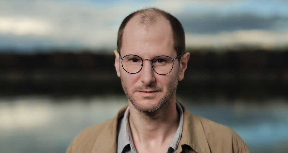 Marco Wanda vor einer Landschaft
