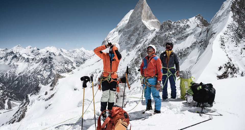 Drei Bergsteiger auf einem schneebedeckten Berg