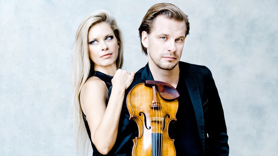 Eventfoto für „Geschwister-Duo Kirill & Alexandra Troussov“ mit beiden Künstlern mit Streichinstrument vor hellem Hintergrund.