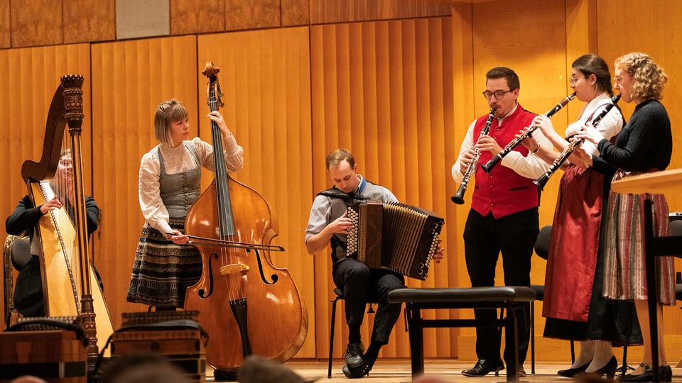 Foto für das Konzert ‚Weihnachtskonzert der Volksmusik‘ mit einigen der Künstler und ihren Instrumenten.