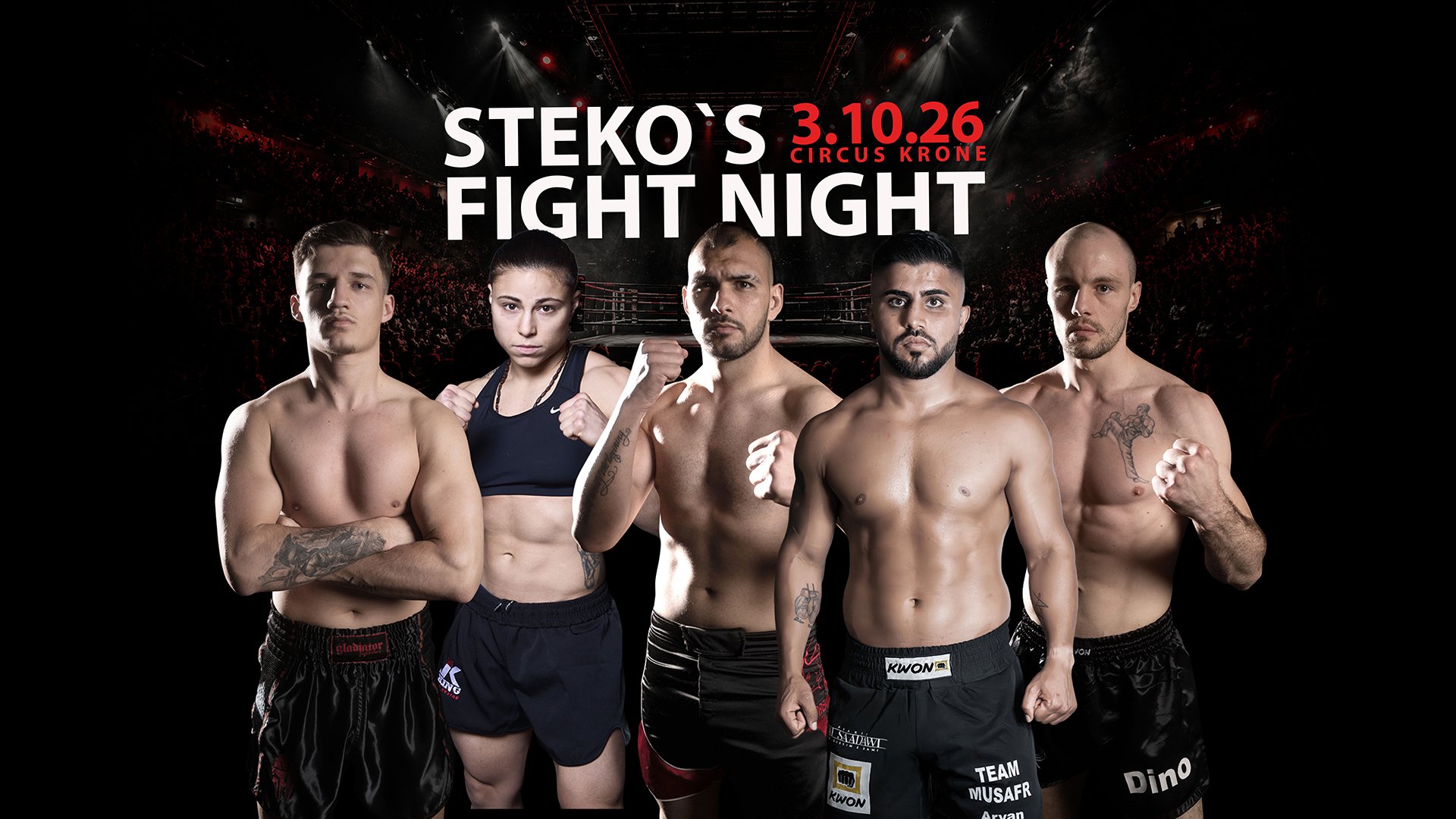 Fünf Kampfsportler stehen nebeneinander vor einer beleuchteten Arena mit Boxring im Hintergrund, tragen Trainingskleidung und heben ihre Fäuste; darüber Schriftzug STEKO’S FIGHT NIGHT, Datum 3.10.26 und Ort Circus Krone.