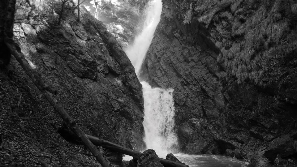 Foto für die Veranstaltung HÖRBILDER – akustisches Kino II. Der Wasserfall von Sachrang im Chiemgau – hier entwickelte Werner Herzog als Kind die Vision seiner archaischen Kinowelt