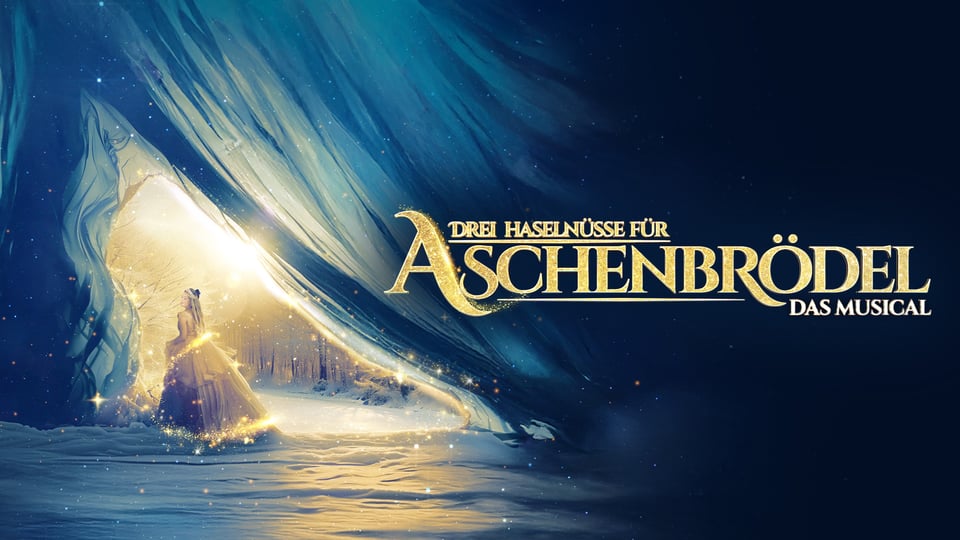 Plakat Drei Haselnüsse für Aschenbrödel – Das Musical mit einer märchenhaften Figur im langen Kleid in verschneiter Winterlandschaft, umgeben von goldenen Lichteffekten unter einem geöffneten blauen Vorhang, daneben der goldene Titel