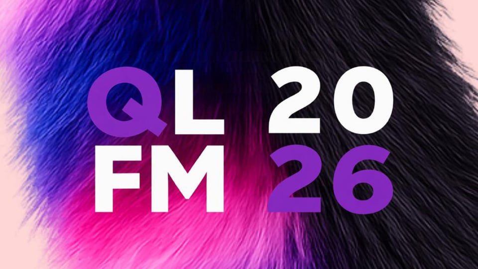 Logo von QLFM 2026 mit weißem und violettem Schriftzug auf Hintergrund mit schwarz violett pinkem Fellmuster.