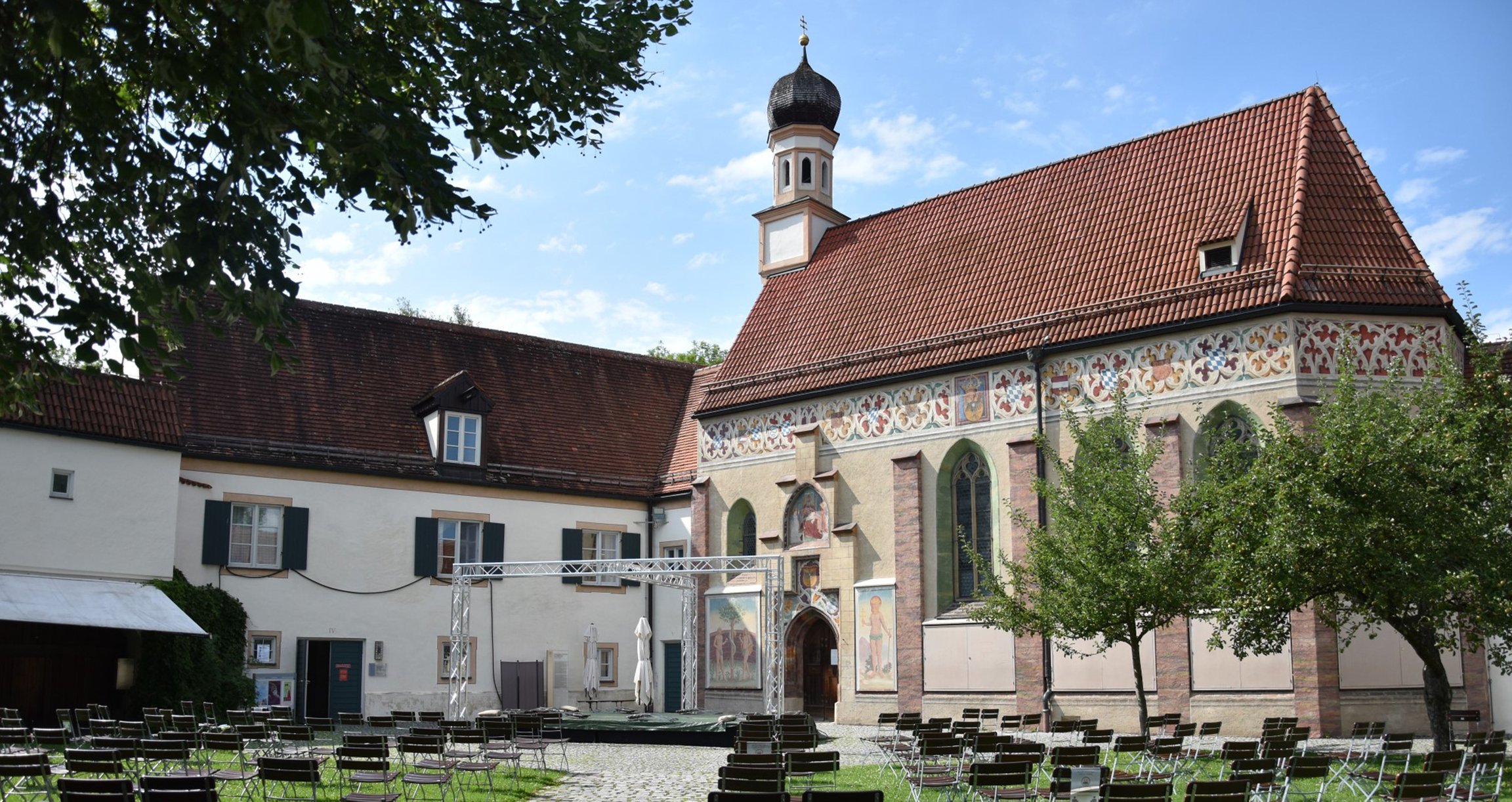 Kirche mit bestuhltem Rasen davor