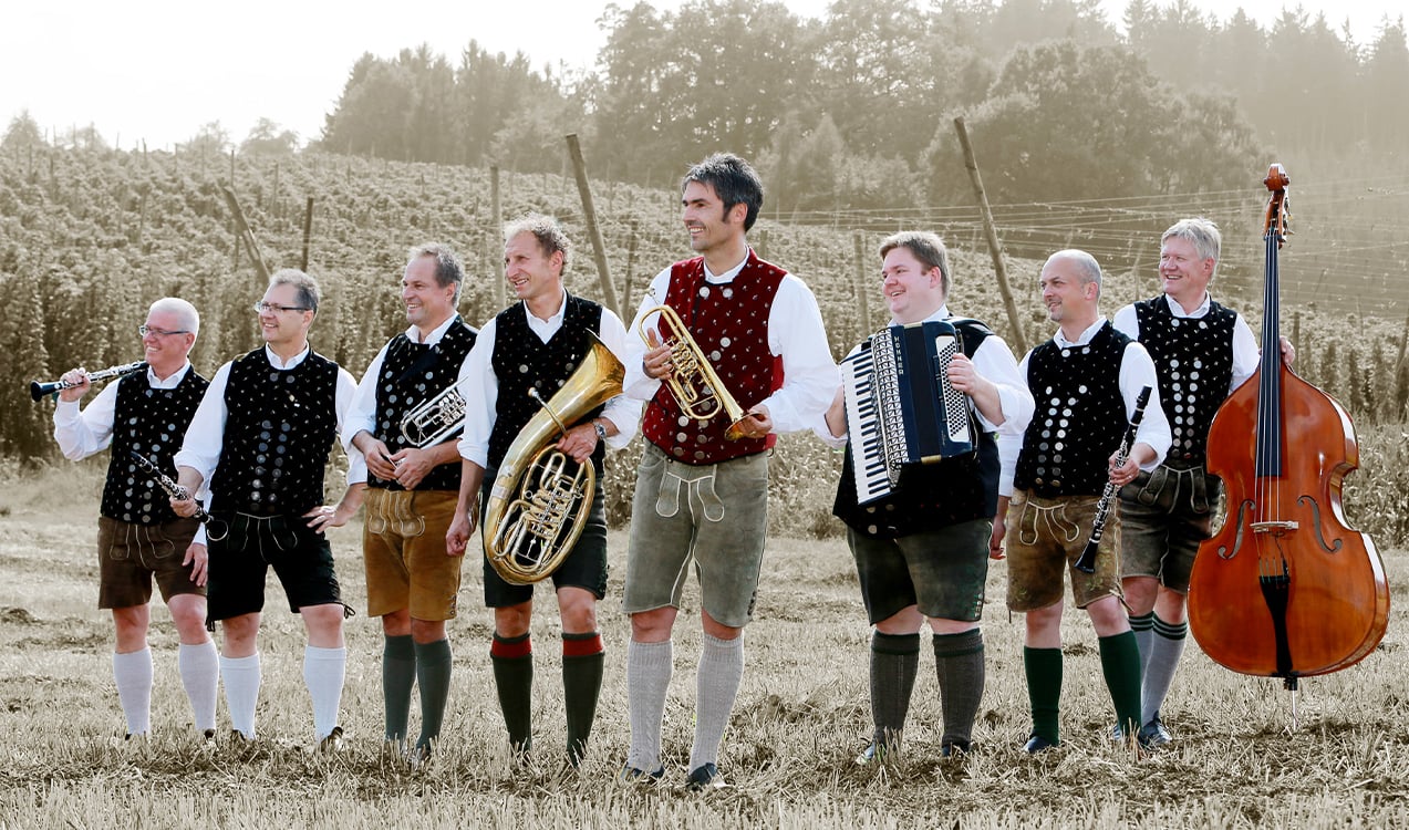 Foto von den Dellnhauser Musikanten in Tracht mit ihren Instrumenten
