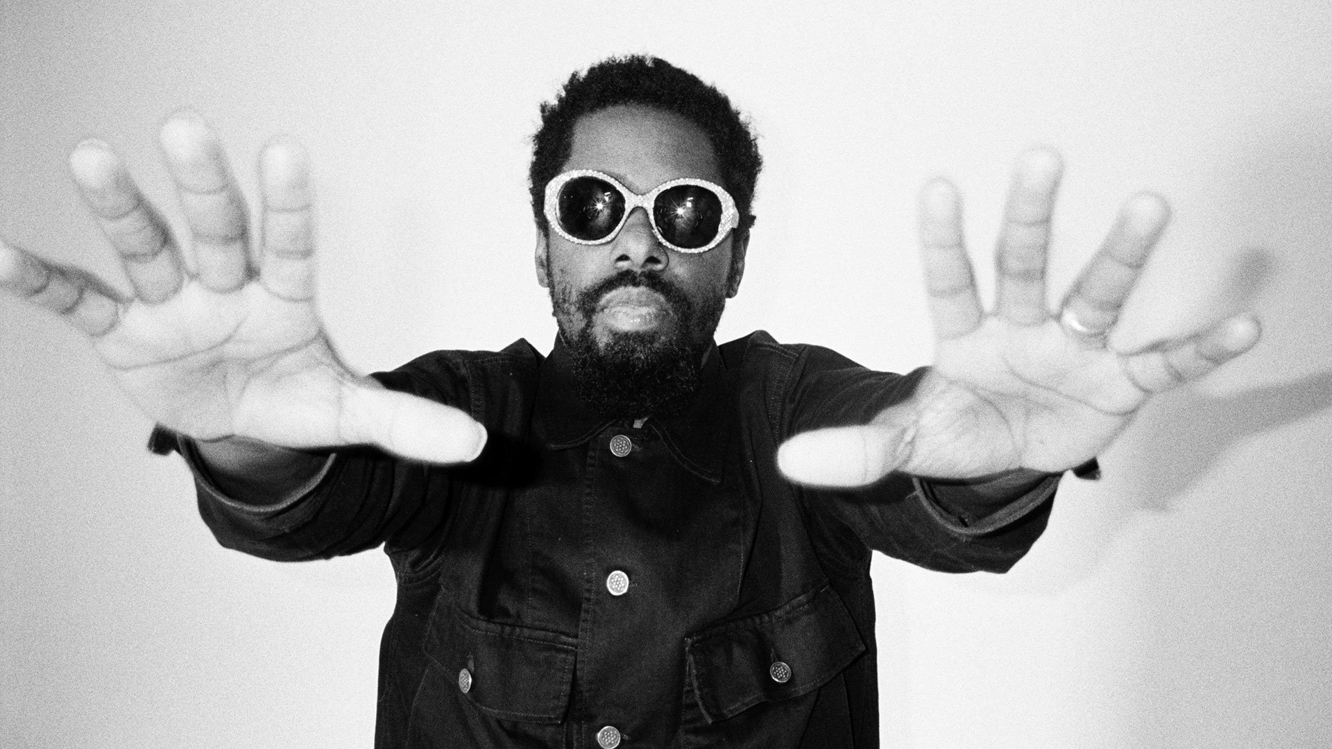 Eventfoto (Schwarzweiß) „CURTIS HARDING“ mit dem Künstler mit offenen Händen und Sonnenbrille.