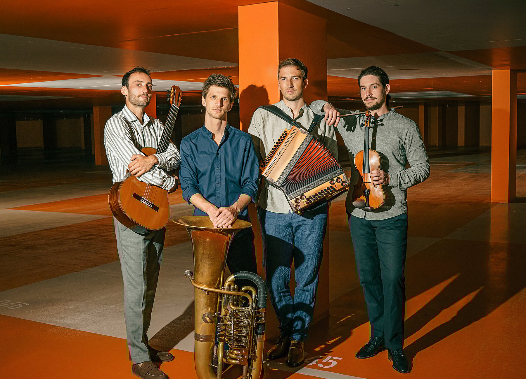 Vier Musiker mit Instrumenten in Garage