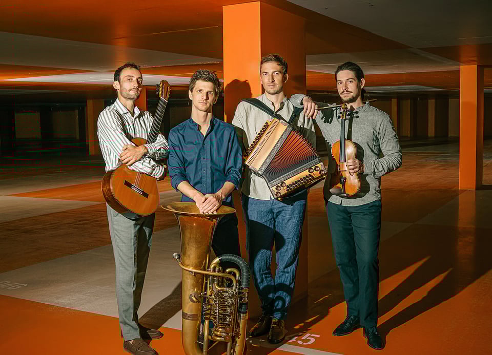 Vier Musiker mit Instrumenten in Garage