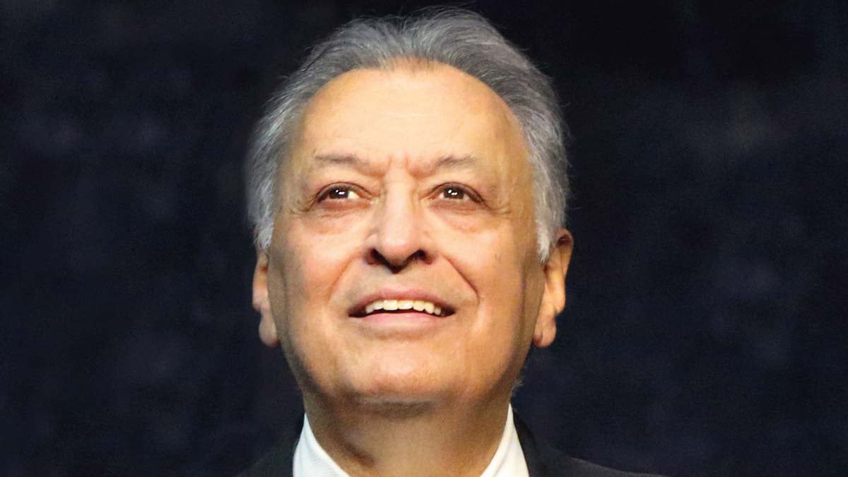 Ein Portrait von Zubn Mehta vor dunklem Hintergrund