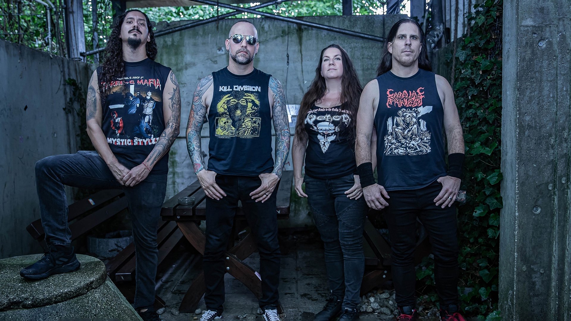 Foto von Gruesome mit der Band, in Schwarz gekleidet