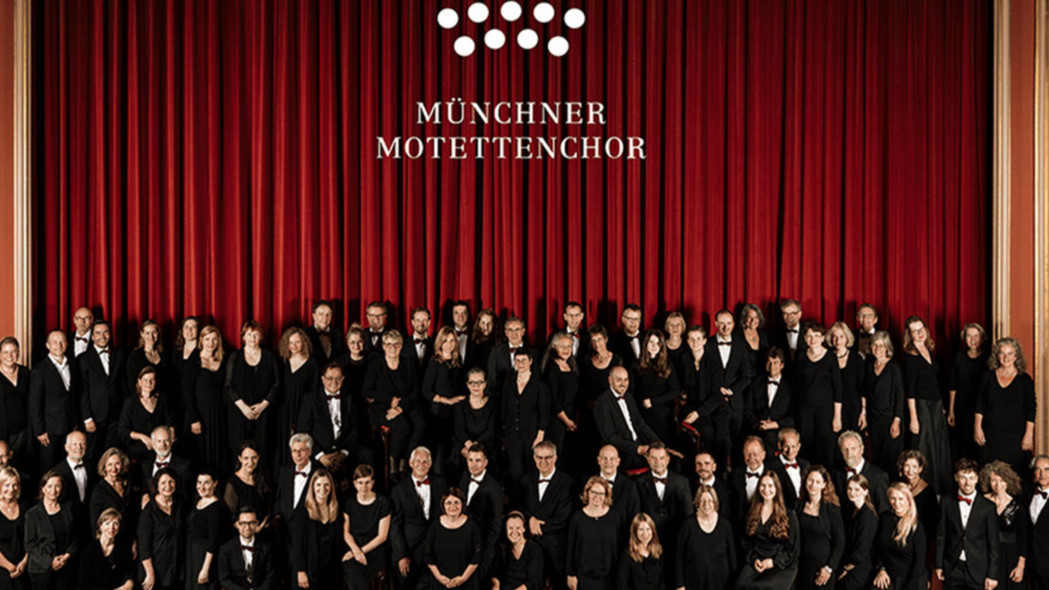 viele Personen in schwarzer Abendkleidung vor einem roten Vorhang