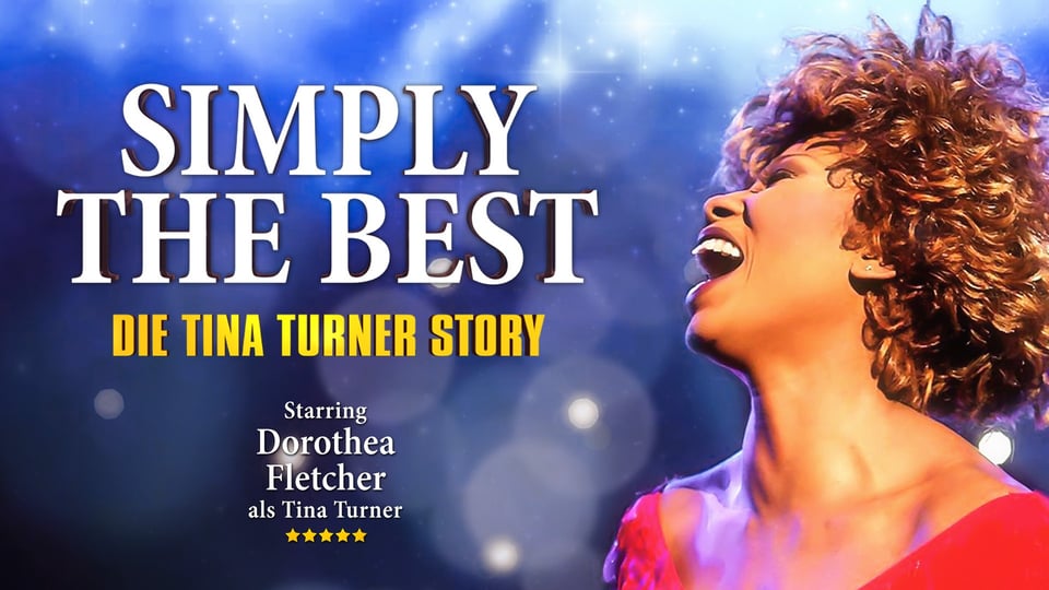 Plakat Simply The Best – Die Tina Turner Story mit einer singenden Person in rotem Bühnenkostüm vor blauem Hintergrund mit Lichteffekten sowie großem Titel Simply The Best – Die Tina Turner Story und Hinweis auf Dorothea Fletcher
