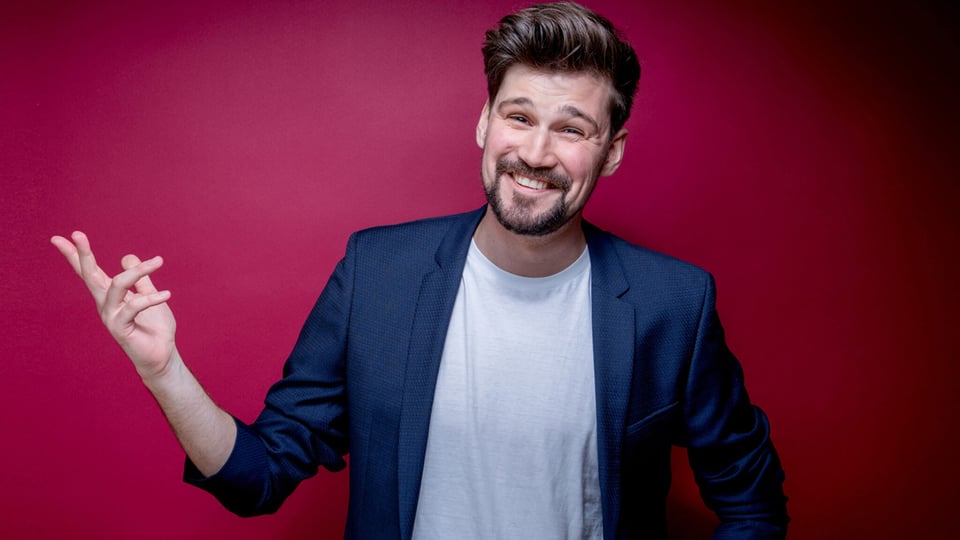 Foto für die Veranstaltung Max Beier: ‚Love & Order‘ mit einem Foto des Künstlers vor rotem Hintergrund