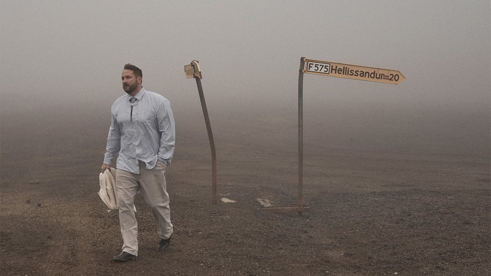 Foto des Künstlers Florian Künstler in einer wolkigen Wüstenlandschaft