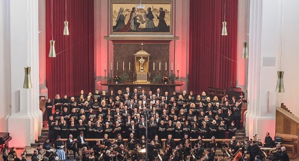 Chor in einer Kirche mit Orchester und Publikum 
