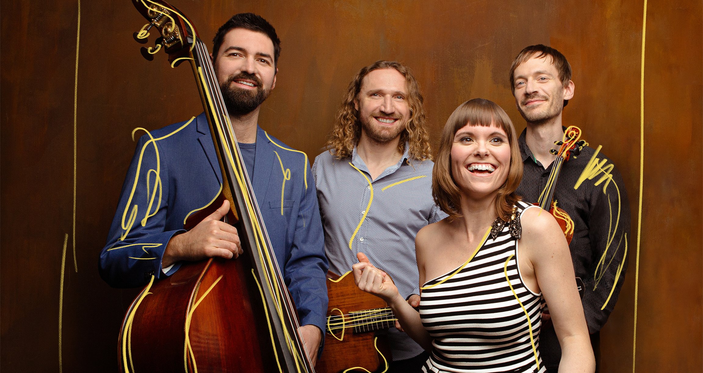 Foto der Gruppe „Marion Sobo Band“ mit drei Jungen und einem Mädchen, mit Instrumenten und einem braunen Hintergrund.