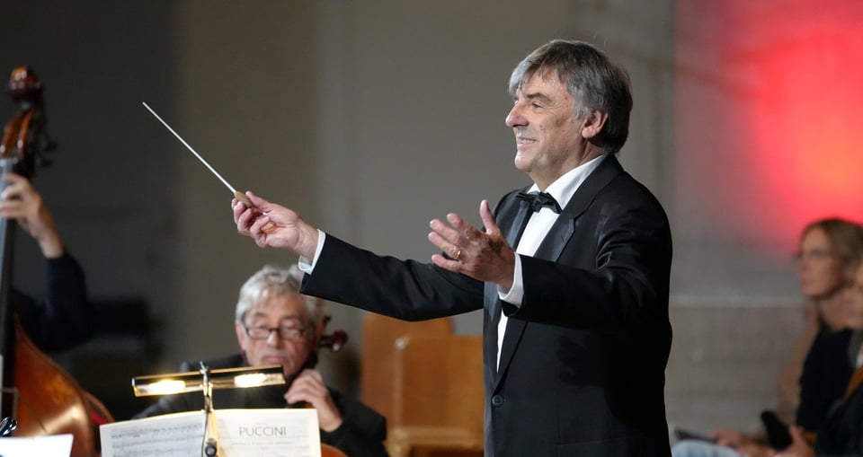 Dirigent Gerald Häussler auf der Bühne