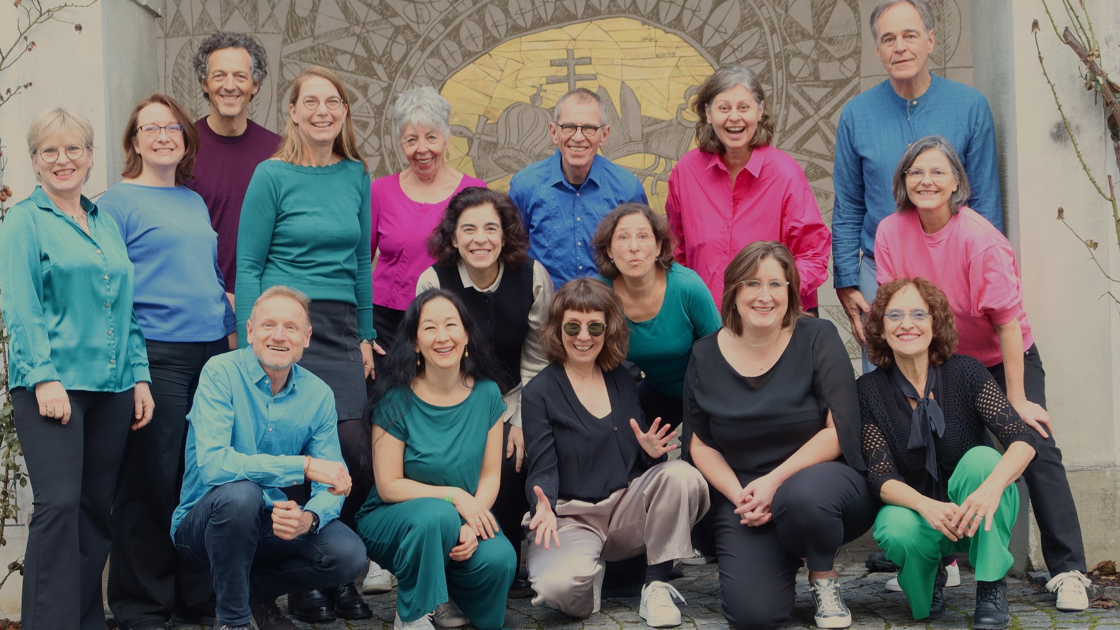 Ein Gruppenfoto der Musiker in Farbe