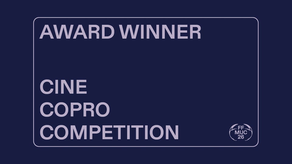 Grafik mit dem Text „Award Winner Cine CoPro Competition“ auf blauem Hintergrund.