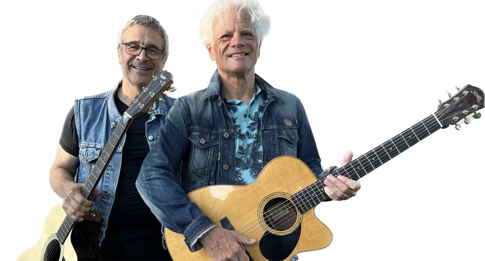 Zwei Herren in Jeans gekleidet mit akustischen Gitarren