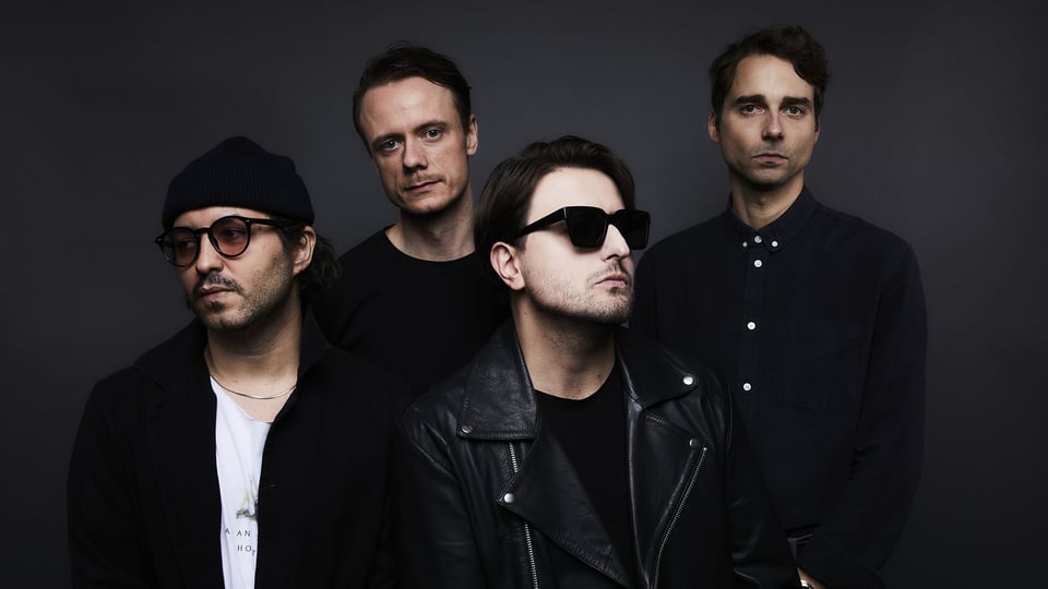 Foto der vierköpfigen Band in dunkler Kleidung