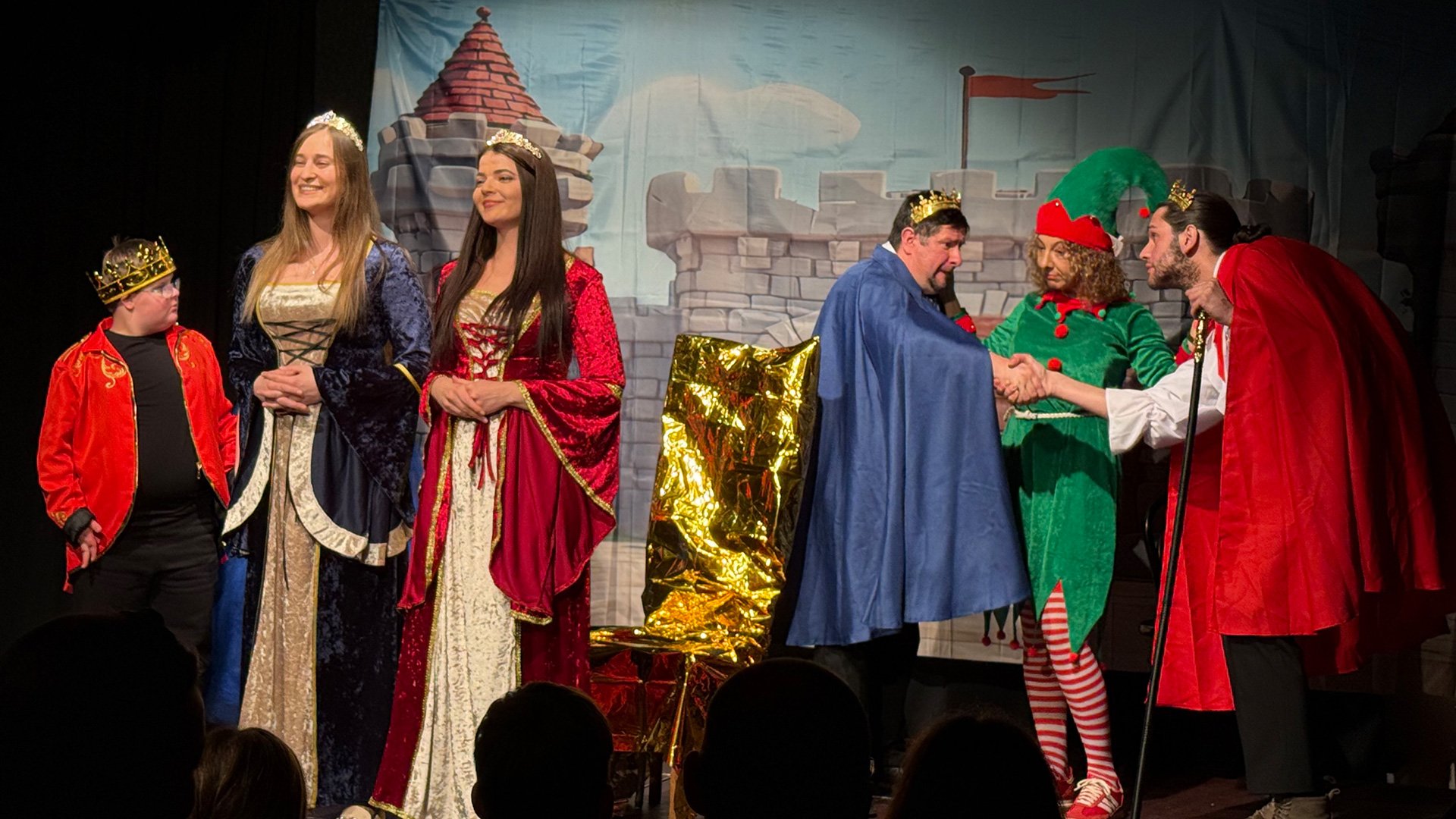 Bühnenszene des Teatar MASKA aus dem Stück „Bajka o violončelu“ mit mehreren Darstellern in Kostümen vor Bühnenkulisse.