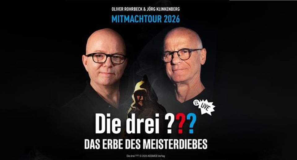 Plakat mit Portraits von zwei Herren sowie eine Person mit Kutte, vor dunklem Hintergrund mit Aufschrift