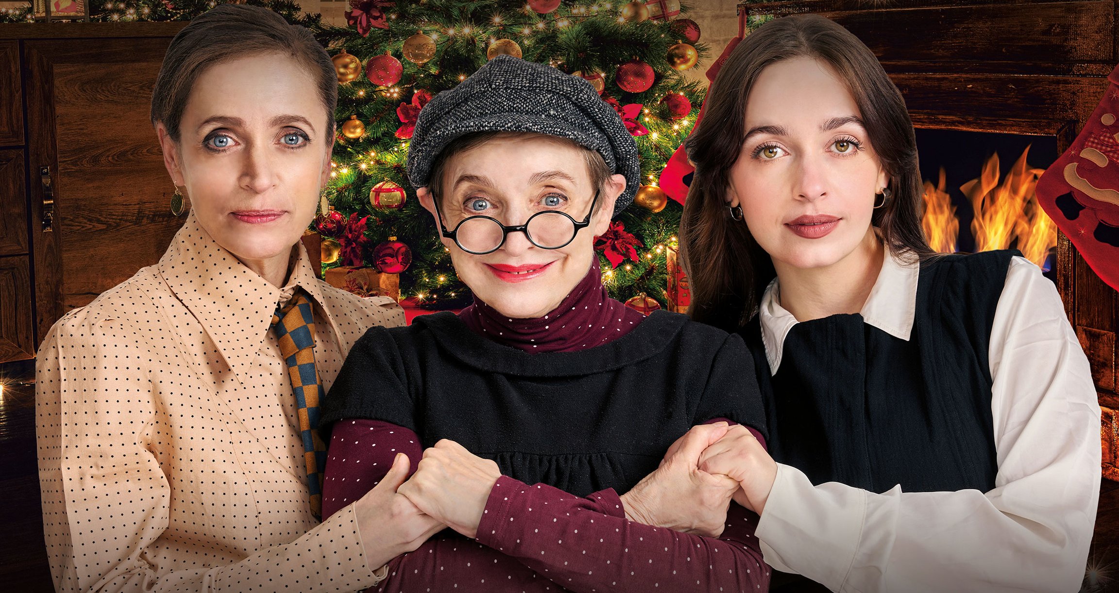 Drei Frauen vor einem weihnachtlich dekorierten Hintergrund