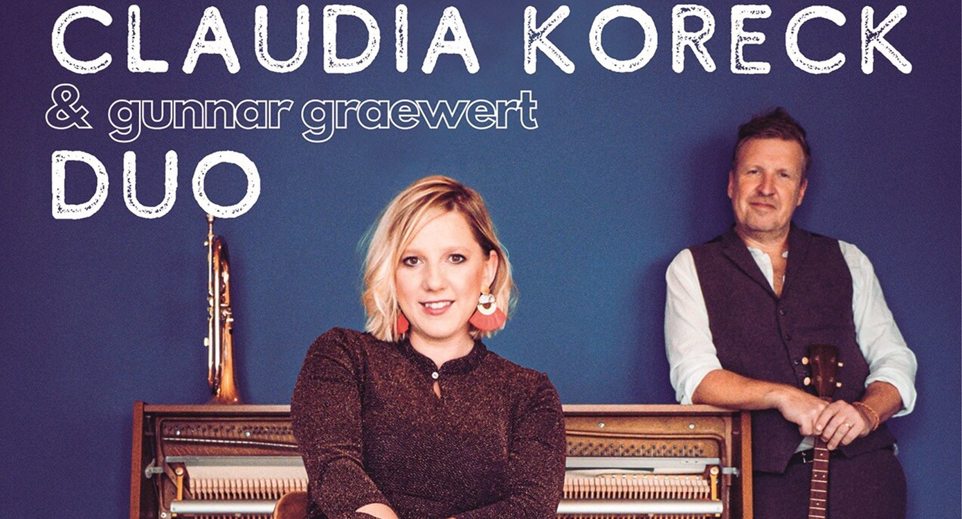 Foto einer Frau und eines Mannes mit einem Instrument hinten auf blauem Hintergrund mit weißer Typografie