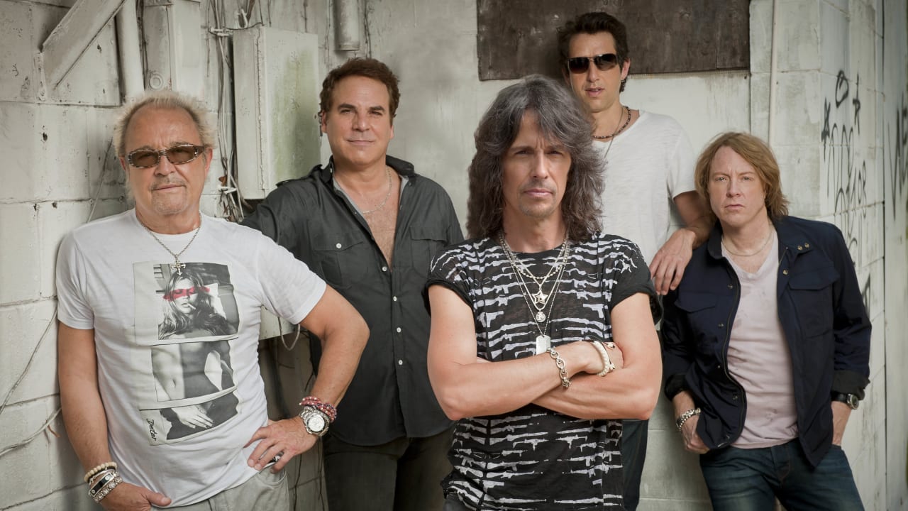 Die Band Foreigner vor hellem Hintergrund
