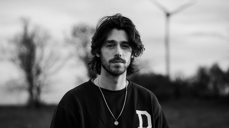 Schwarzweißfoto des Künstlers Vincent Lima.