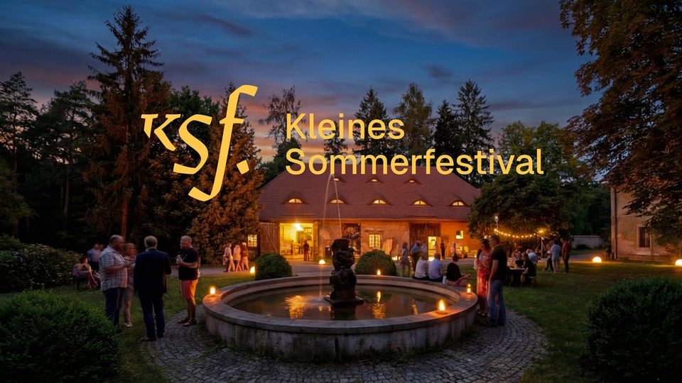 Kleines Sommerfestival, abendliche Szene mit beleuchtetem Innenhof, Brunnen im Vordergrund und Besuchergruppen vor einem Gebäude im Grünen.