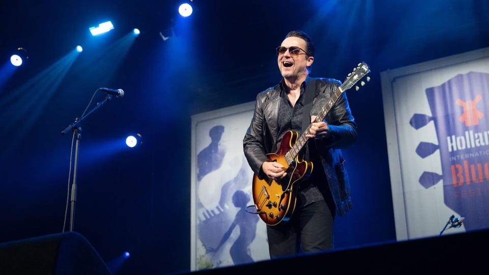 Der Künstler mit Gitarre auf der Bühne