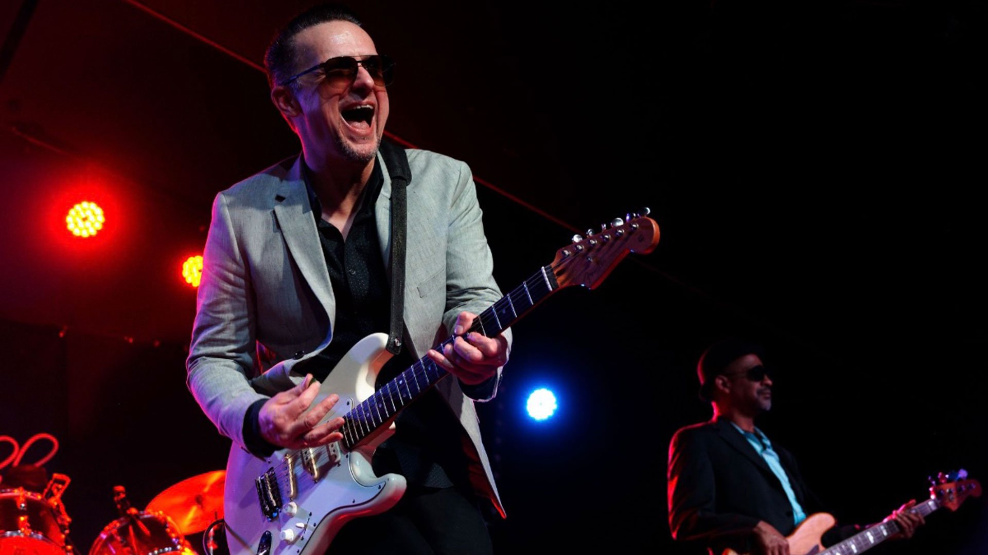 Foto für das Event von KAI STRAUSS & THE ELECTRIC BLUES ALL STARS mit dem Künstler mit Gitarre auf der Bühne und einem weiteren Musiker im Hintergrund.