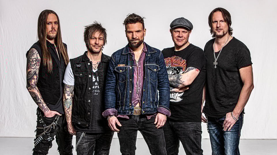 Die fünf Bandmitglieder der The Nwe Roses posieren in dunkler Freizeitkleidung vor hellem Hintergrund