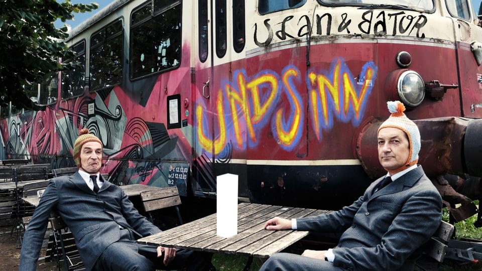 Foto für das Event Ulan & Bator: Undsinn mit einem Waggon im Hintergrund, auf dem ein Graffiti mit ihren Namen zu sehen ist.