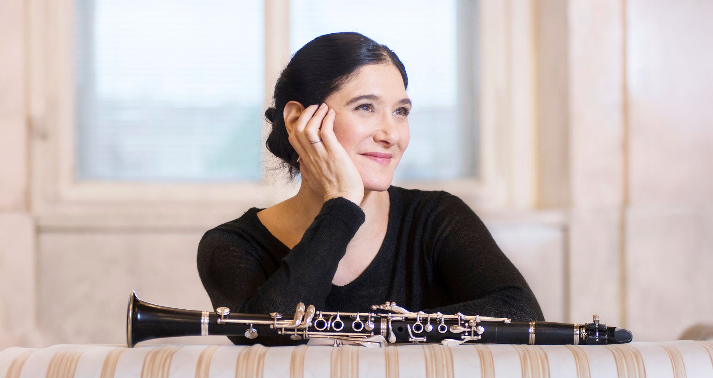 Foto einer Frau mit Instrument