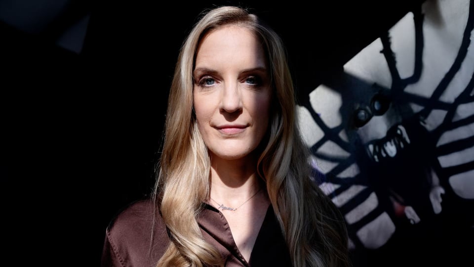 Foto für die Veranstaltung Caro Matzko mit einem Porträt der Künstlerin, beleuchtet von vorne